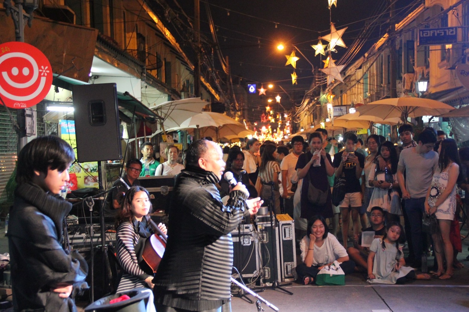 สามแพร่ง Face Street Performance เทศกาลศิลปะชุมชน Arts & Community Festival VK.Vich Vichayut Kanungchoti วิชยุตม์ คนึงโชติ มายากล รับแสดงมายากล Magic Class รับสอนมายากล มายากลเวที การแสดง Stage Magic แสดงวันเด็ก วันปีใหม่ วรรณศักดิ์ ศิริหล้า Wannasak Sirilar เล่านิทาน
