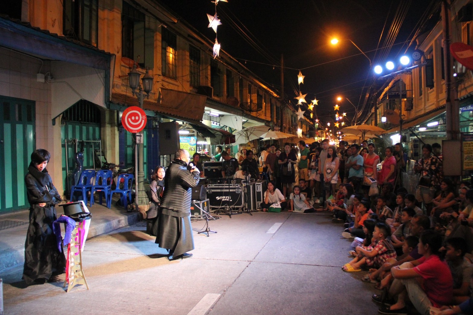 สามแพร่ง Face Street Performance เทศกาลศิลปะชุมชน Arts & Community Festival VK.Vich Vichayut Kanungchoti วิชยุตม์ คนึงโชติ มายากล รับแสดงมายากล Magic Class รับสอนมายากล มายากลเวที การแสดง Stage Magic แสดงวันเด็ก วันปีใหม่ วรรณศักดิ์ ศิริหล้า Wannasak Sirilar เล่านิทาน