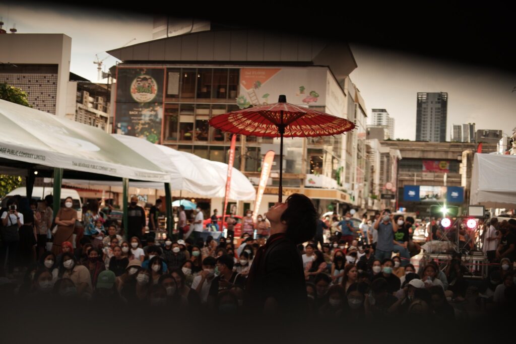 กรุงเทพกลางแปลง Better Bangkok เทศกาลภาพยนต์ เทศกาลหนังกลางแปลง Street Performance Street Show VK.Vich Vichayut Kanungchoti วิชยุตม์ คนึงโชติ มายากล รับแสดงมายากล Magic Class รับสอนมายากล มายากลเวที การแสดง Stage Magic แสดงวันเด็ก วันปีใหม่ Urban Street