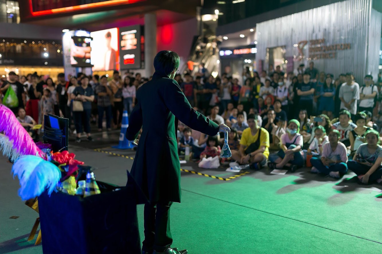 มายากล Street Performance World Siam Street Festival Siam Sqaure Siam Paragon Workpoint Entertainment BEX VK.Vich Vichayut Kanungchoti วิชยุตม์ คนึงโชติ มายากล รับแสดงมายากล Magic Class รับสอนมายากล มายากลเวที การแสดง Stage Magic แสดงวันเด็ก วันปีใหม่