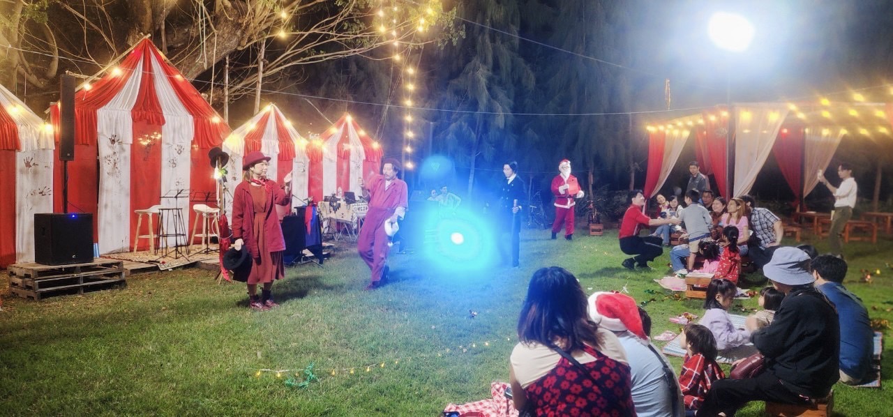 มายากล Street Performance Christmas Show คริสต์มาส Part X'Mas IMAGICA TH นนทบุรี Woodnote Natural Co-Playing Space VK.Vich Vichayut Kanungchoti วิชยุตม์ คนึงโชติ มายากล รับแสดงมายากล Magic Class รับสอนมายากล มายากลเวที การแสดง Stage Magic แสดงวันเด็ก วันปีใหม่